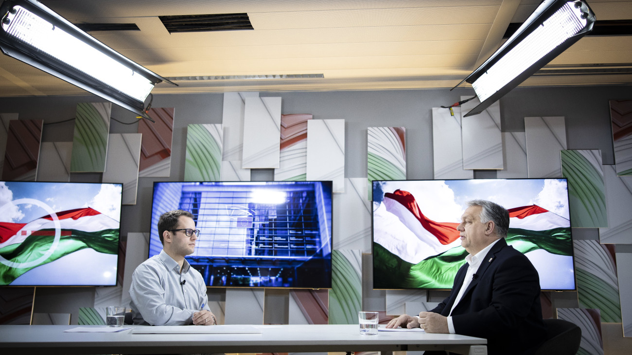A Miniszterelnöki Sajtóiroda által közreadott képen Orbán Viktor miniszterelnök (j) interjút ad a Kossuth rádió Jó reggelt, Magyarország! című műsorának a brüsszeli Közmédia Központban az Európai Unió állam- és kormányfői találkozójának második napján, 2024. március 22-én. Balról Törőcsik Zsolt műsorvezető.