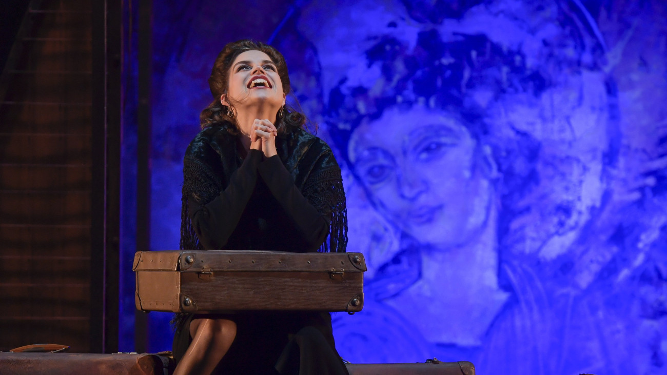 Szász Júlia, Natella, a kormányzó felesége szerepében Bertolt Brecht A kaukázusi krétakör című színdarab főpróbáján a Nemzeti Színházban 2022. október 12-én. A darabot Avtandil Varszimaszvili rendezésében november 4-én mutatják be.