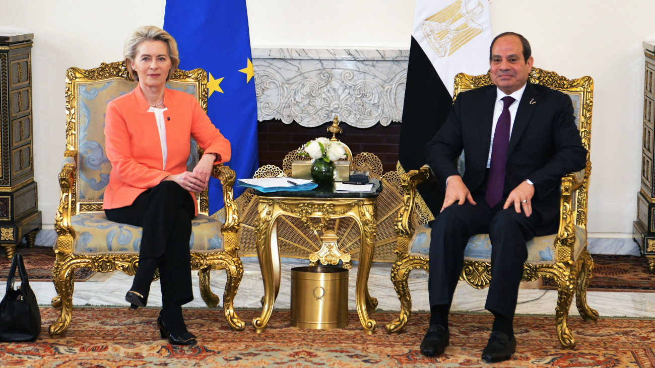 Kairó, 2024. március 17.Az egyiptomi elnöki hivatal képén Abdel-Fattáh esz-Szíszi egyiptomi elnök (j) Ursula von der Leyent, az Európai Bizottság elnökét fogadja a kairói al-Ittihadija-palotában 2024. március 17-én, amikor az egyiptomi államfő európai uniós vezetőket látott vendégül. Egyiptom és az Európai Unió stratégiai partnerségi megállapodást kötött, ennek keretében az EU 7,4 milliárd euró pénzügyi támogatást nyújt az észak-afrikai országnak 2027 végéig részben az illegális migráció megfékezésének érdekében.