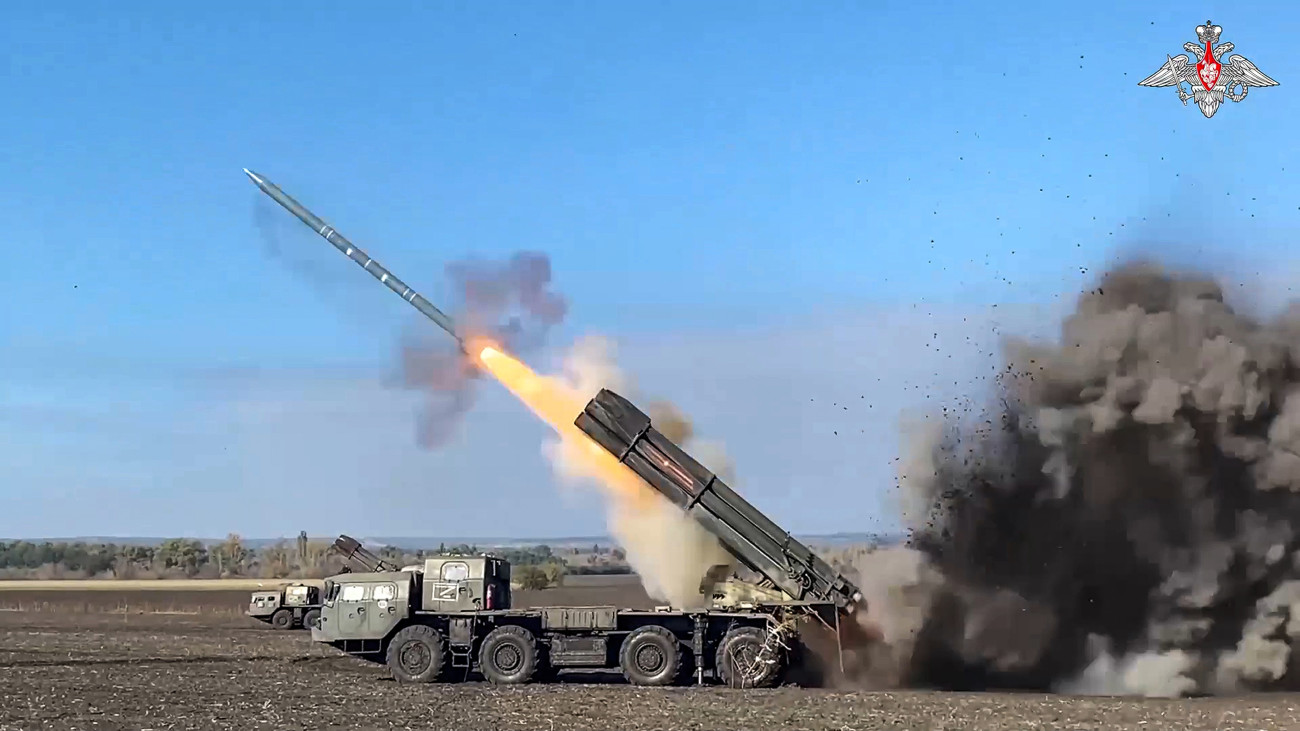 Az orosz védelmi minisztérium sajtószolgálatának 2024. március 21-én közreadott felvételén egy orosz BM-30 Szmercs típusú, 300 milliméteres űrméretű, 12 vetőcsöves nehéz rakéta-sorozatvető tüzel Ukrajna területén, a frontvonal közelében.