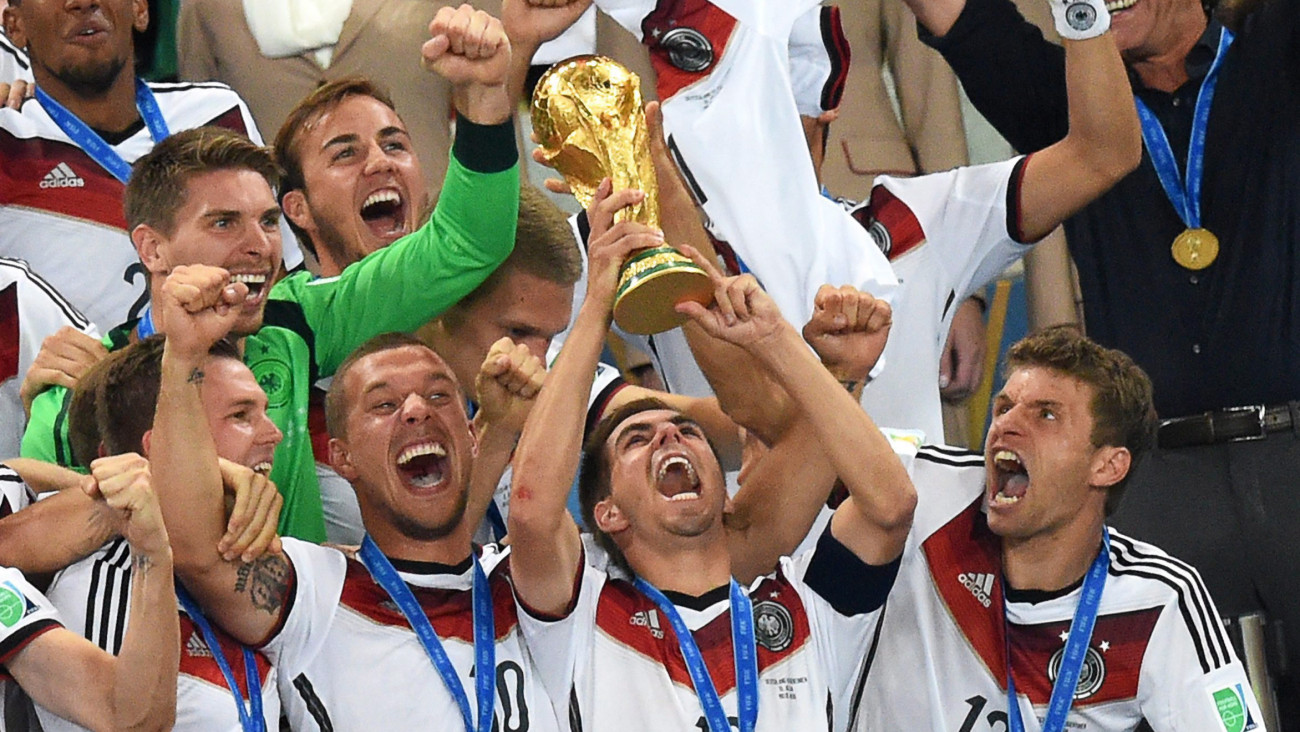 Rio de Janeiro, 2014. július 13.Philipp Lahm német csapatkapitány emeli a magasba a világbajnoki trófeát a brazíliai labdarúgó-világbajnokság Németország-Argentína döntő mérkőzést követő díjkiosztó ünnepségen a Rio de Janeiró-i Maracana Stadionban 2014. július 13-án. Németország a rendes játékidőt követő hosszabbításban Mario Götze góljával 1-0-ra győzött és negyedszer hódította el a világbajnoki trófeát. (MTI/EPA/Marcus Brandt)