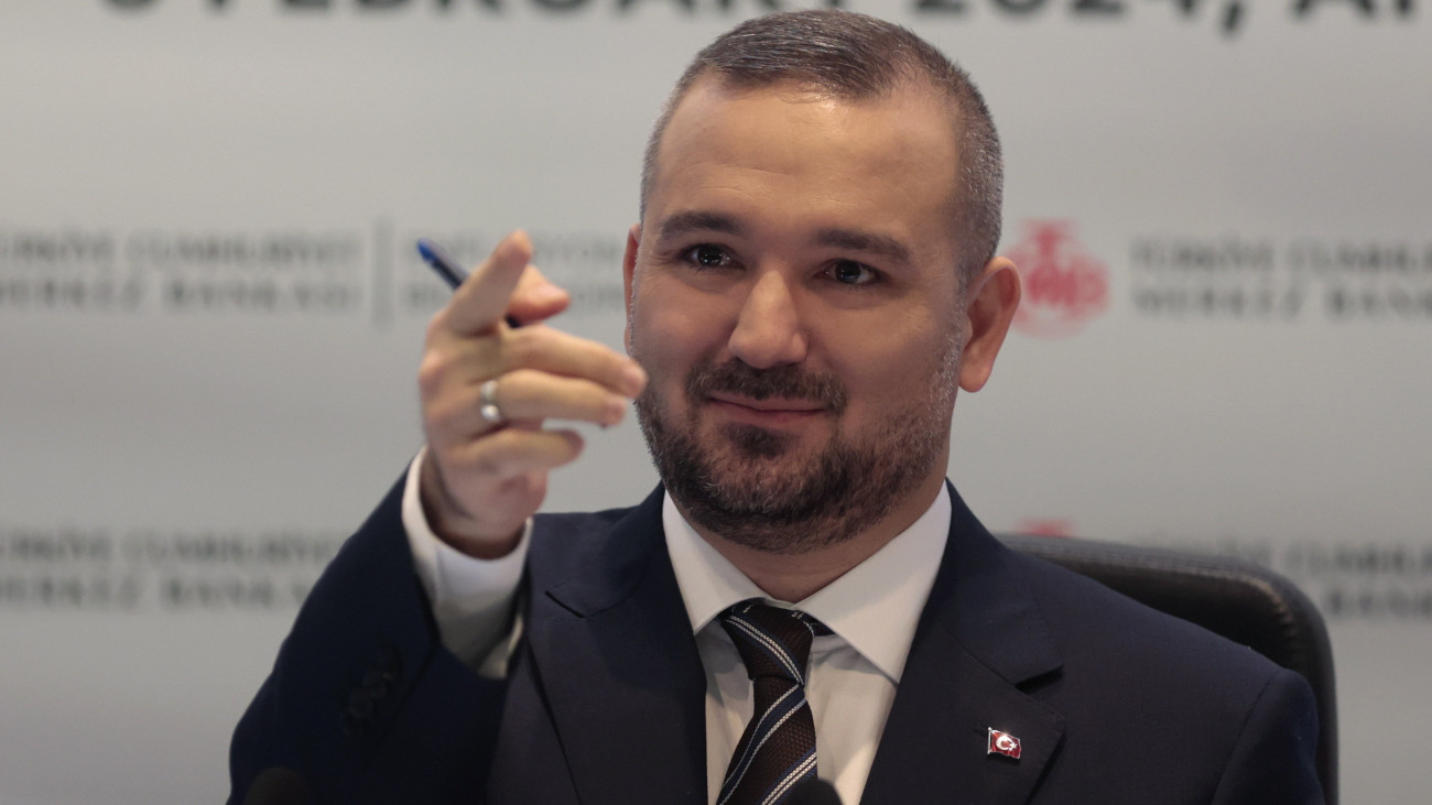 Fatih Karahan újonnan kinevezett török jegybankelnök az inflációs jelentést ismertető sajtótájékoztatón Ankarában 2024. február 8-án.