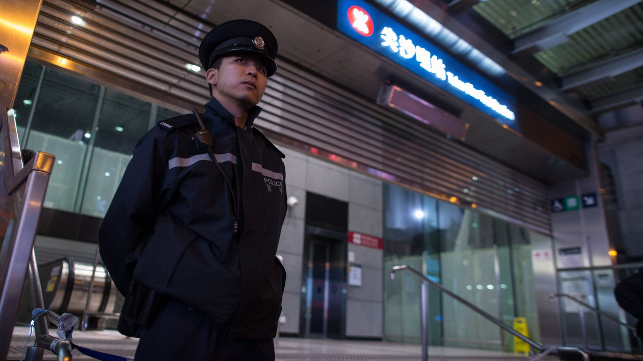 Hongkong, 2017. február 10.A hongkongi metró Cim Sa Cuj állomásának bejáratát őrzi egy rendőr, miután gyújtogatás történt egy kocsiban 2017. február 10-én. Tizenhárom ember megsérült, a gyújtogatással gyanúsított, szintén sérült férfit őrizetbe vették. (MTI/EPA/Jerome Favre)