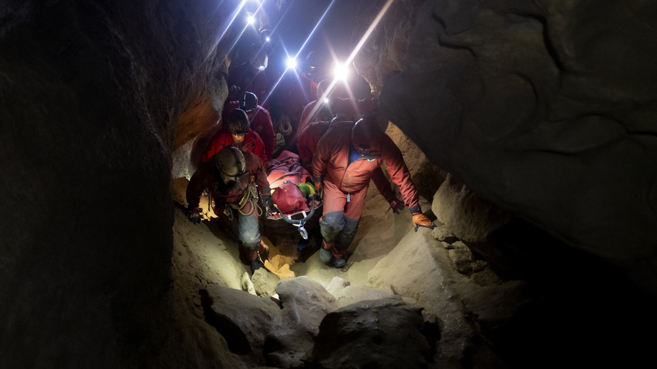 A Magyar Barlangi Mentőszolgálat (BMSZ) által közreadott képen a BMSZ szakemberei egy bokasérülést szenvedett szingapúri túrázó mentésén dolgoznak speciális barlangi mentőhordággyal a Mátyás-hegyi barlangban 2024. március 22-én. A bajba került turistát 40 méter mélységből kellett felhozniuk. A barlangjáró egy úgynevezett overallos túra résztvevője volt, ezen az érdeklődők szakképzett barlangi túravezető segítségével látogathatnak bizonyos kiépítetlen barlangokat, barlangszakaszokat.