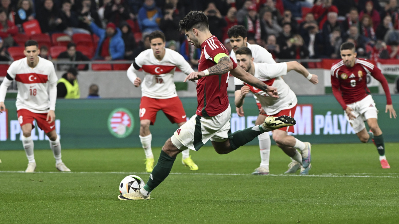 Szoboszlai Dominik büntetőből gólt rúg a Magyarország - Törökország barátságos labdarúgó-mérkőzésen a Puskás Arénában 2024. március 22-én.
