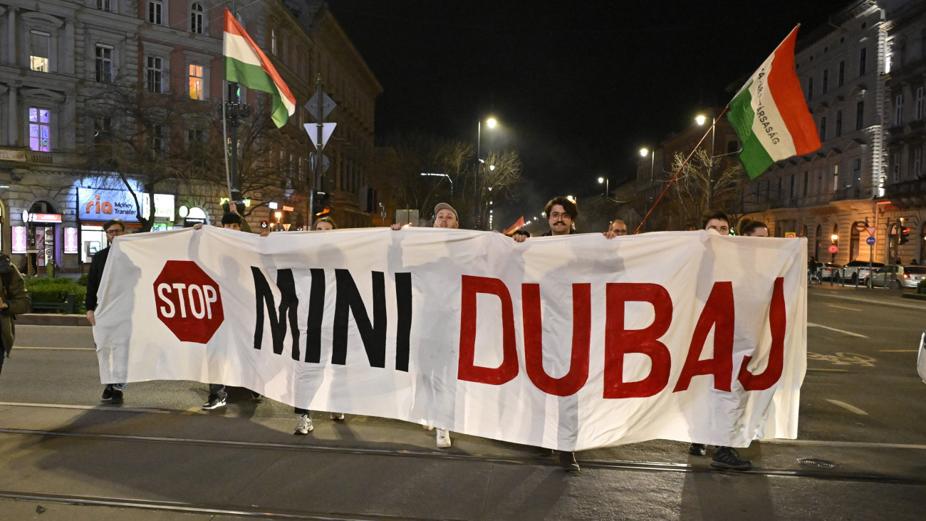 A Szikra Mozgalom Stop, mini-Dubaj! címmel rendezett demonstrációjának résztvevői vonulnak az Építési és Közlekedési Minisztérium épületéhez az Andrássy úton 2024. március 22-én. A tüntetést a Rákosrendezőre tervezett beruházás ellen szervezték.