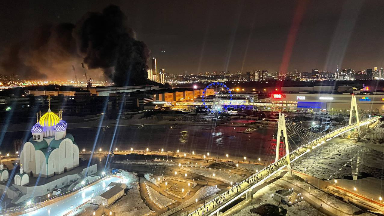 Moszkva, lángol a Crocus City Hall koncertterem. Forrás: X / The Moscow Times