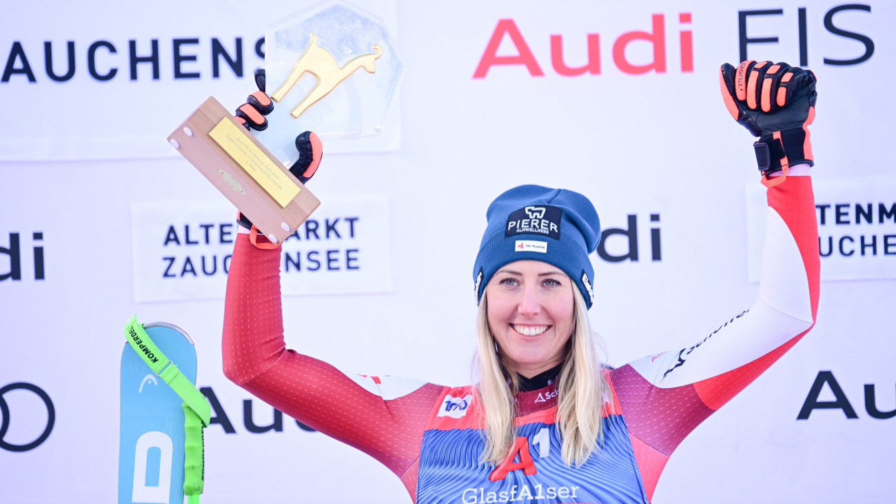 A győztes osztrák Cornelia Hütter a női alpesi sí világkupa szuperóriás-műlesiklásának eredményhirdetésén az ausztriai Zauchenseeben 2024. január 12-én.