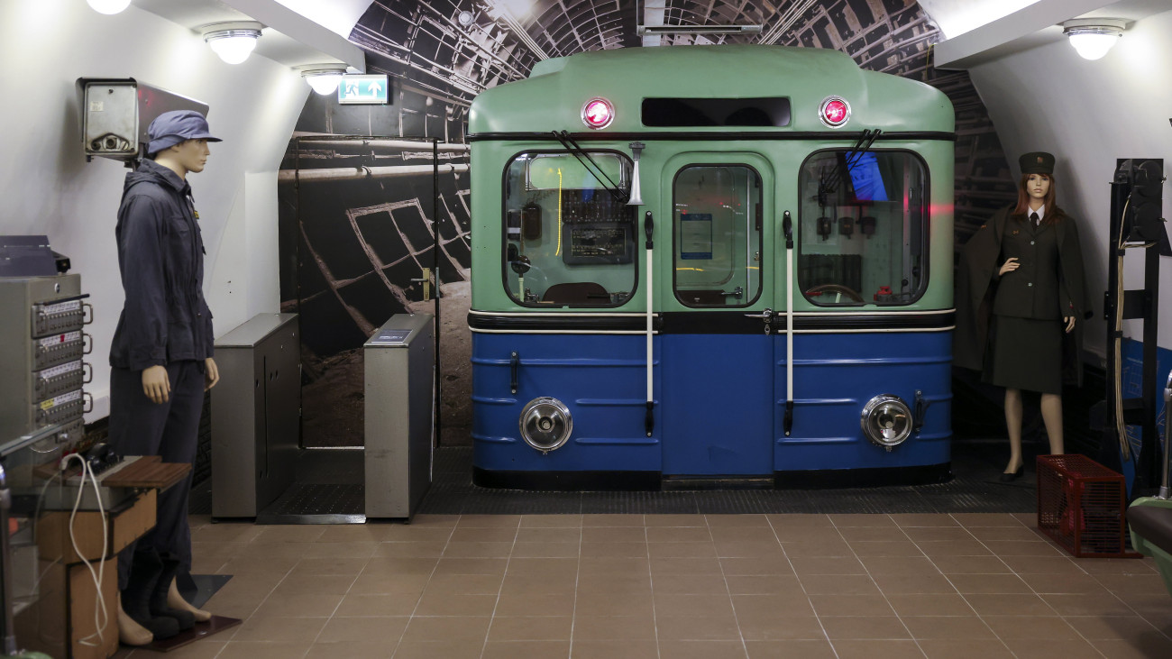 Az M2-es metró Deák Ferenc téri állomásának peronszintjén újonnan megnyílt Metró Kiállítóterem 2024. március 23-án. Az eddig elzárt területen, az egykori menetirányító diszpécserközpontban létrehozott különleges kiállítótér a budapesti metró relikviáit őrzi.