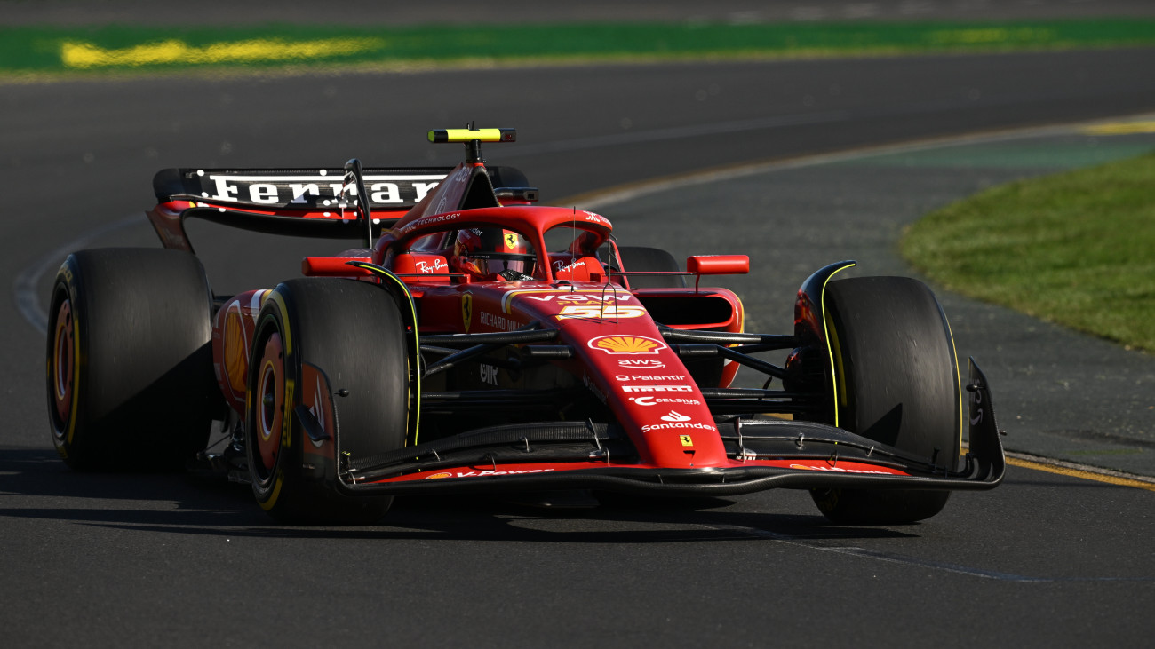 Carlos Sainz, a Ferrari spanyol versenyzője a Forma-1-es autós gyorsasági világbajnokság Ausztrál Nagydíjának első szabadedzésén a melbourne-i Albert Park versenypályán 2024. március 22-én.