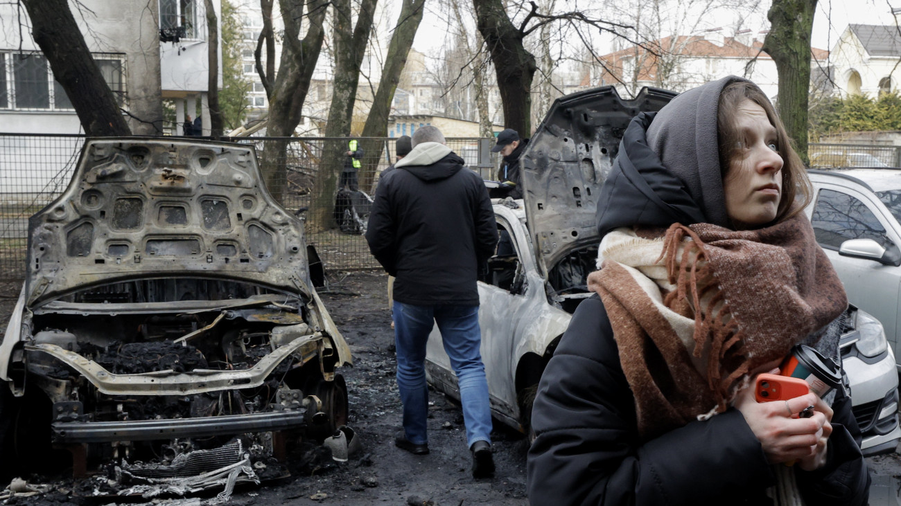 Orosz rakétatámadás helyszínén emberek Kijevben 2024. március 21-én. A polgármester szerint két sebesültet kórházba szállítottak.