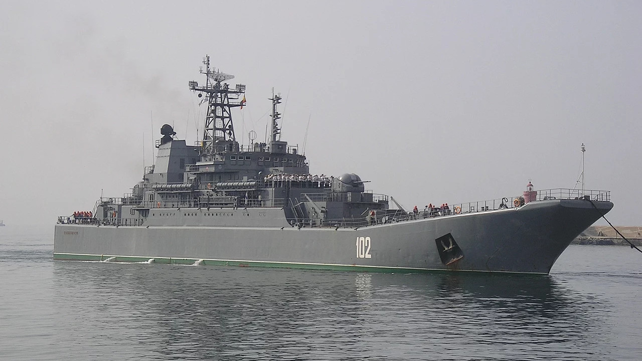Az orosz haditengerészet Rapucsa osztályú deszant hajója a Leningrád. Forrás:Wikipédia