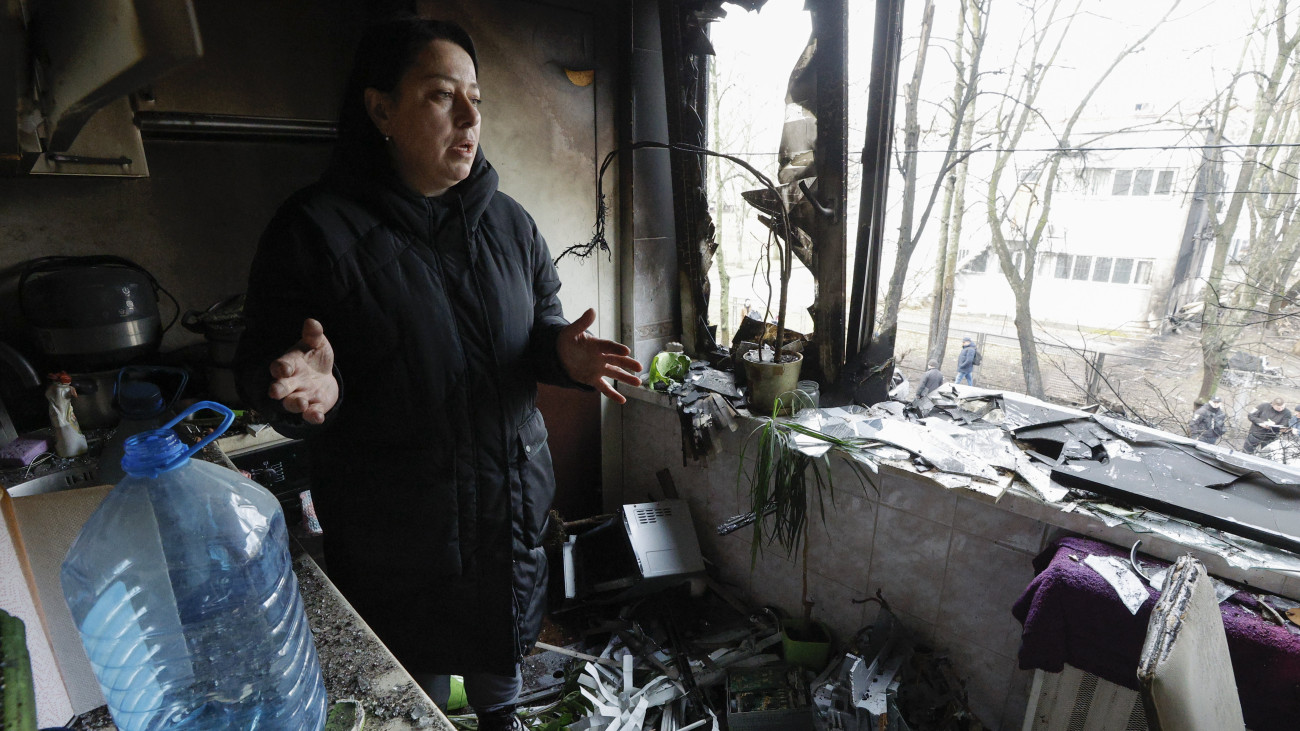 Orosz rakétatámadásban megsérült lakásában egy nő Kijevben 2024. március 21-én. A polgármester szerint két sebesültet kórházba szállítottak.