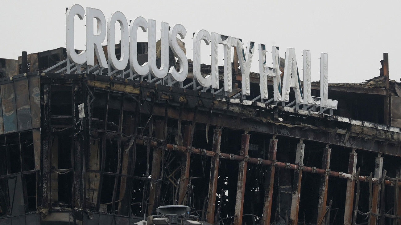A Crocus City Hall kulturális központ Moszkva Krasznogorszk nevű nyugati elővárosában 2024. március 24-én. Két nappal korábban fegyveresek terrortámadást követtek el az épületben egy koncert előtt, a halálos áldozatok száma 137-re emelkedett, 180-an megsérültek. A merénylet négy végrehajtóját elfogták, és az orosz Nyomozó Bizottság (SZK) moszkvai székházába szállították. Az ügyben további hét gyanúsítottat vettek őrizetbe. Oroszországban nemzeti gyásznapot hirdettek március 24-re.