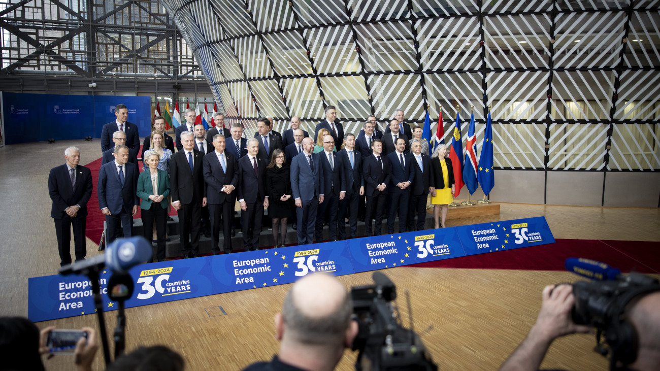 A Miniszterelnöki Sajtóiroda által közreadott csoportképen az Európai Unió állam- és kormányfői találkozójának résztvevői Brüsszelben a csúcstalálkozó második napján, 2024. március 22-én. Az első sorban Orbán Viktor miniszterelnök (j2), Emmanuel Macron francia elnök (j4), valamint Charles Michel, az Európai Tanács elnöke (j7) és Ursula von der Leyen, az Európai Bizottság elnöke (b3).