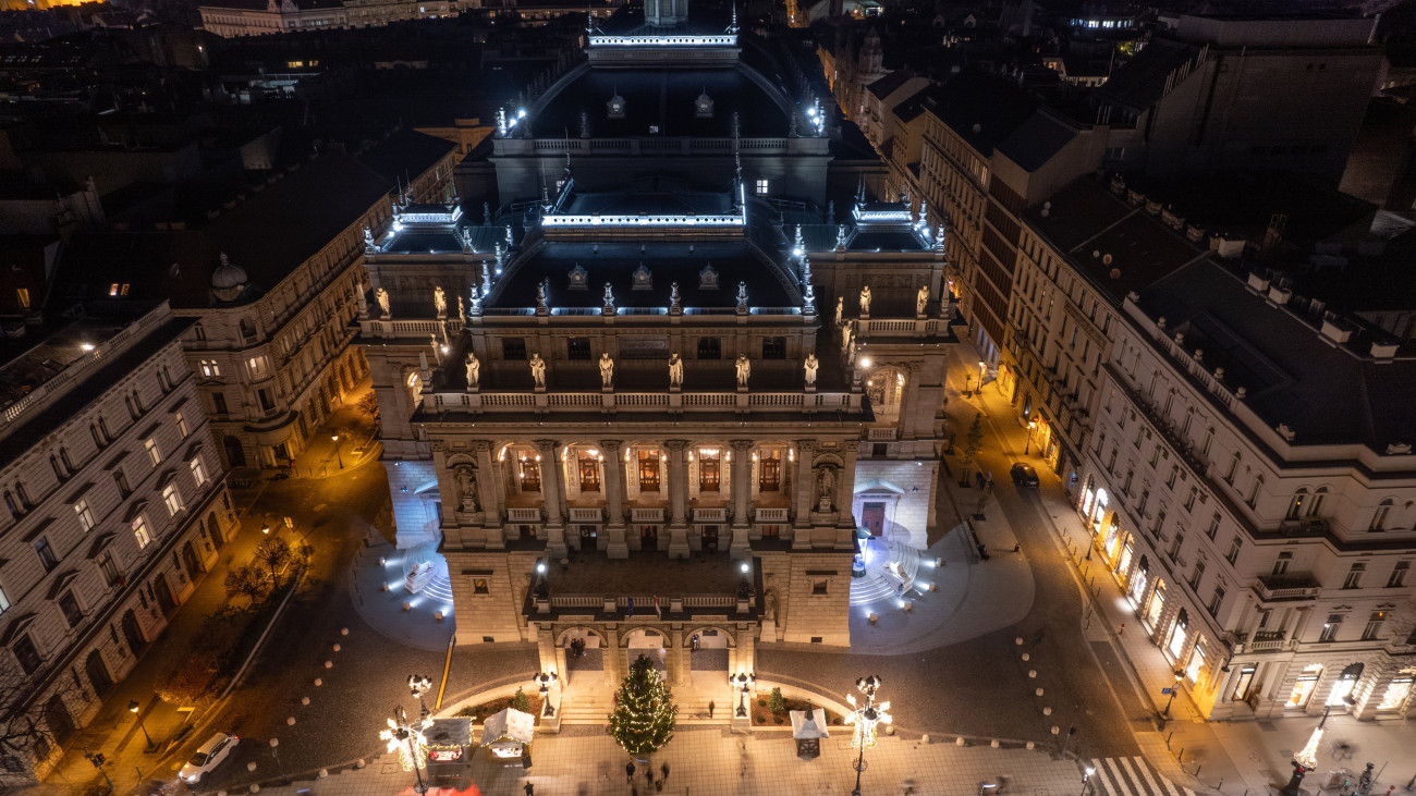 A drónnal készített képen a Magyar Állami Operaház épülete 2023. december 18-án.