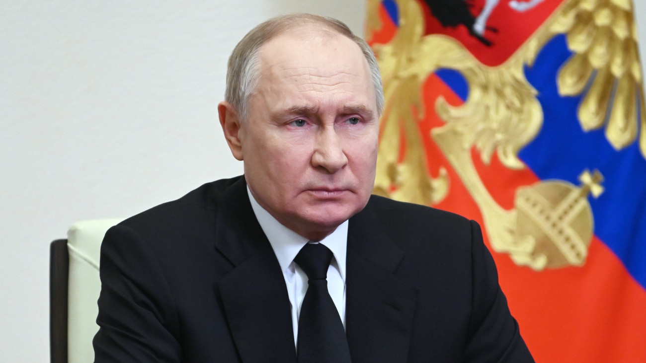 Vlagyimir Putyin orosz elnök televíziós beszédet mond az előző napi terrorcseleménnyel kapcsolatban Moszkvában 2024. március 23-án. Az orosz államfő elmondta, hogy a krasznogorszki Crocus City Hall kulturális központban elkövetett bűncselekmény minden elkövetője, szervezője és megrendelője el fogja nyerni büntetését. A támadásnak az orosz Nyomozó Bizottság (SZK) tájékoztatása szerint legkevesebb 115 halálos és több mint száz sebesült áldozata van. A támadás mind a négy közvetlen elkövetőjét elfogták.