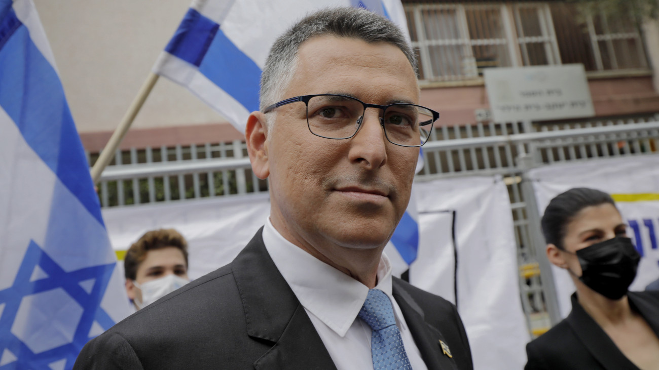 Gideon Szaár, a jobboldali Likud pártból kivált, Új Remény (Tikva Hadasa) párt vezetője az izraeli parlamenti választásokon Tel-Avivban 2021. március 23-án. Izraelben két éven belül negyedszer rendeznek parlamenti választást.