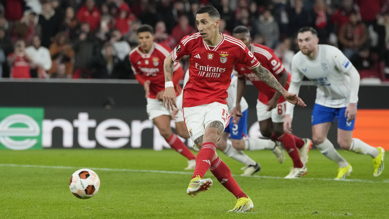 Lisszabon, 2024. március 7.Ángel Di María, a Benfica játékosa 11-esből berúgja csapata első gólját a labdarúgó Európa-liga nyolcaddöntőjének első, Benfica-Glasgow Rangers mérkőzésén a lisszaboni Luz Stadionban 2024. március 7-én.
