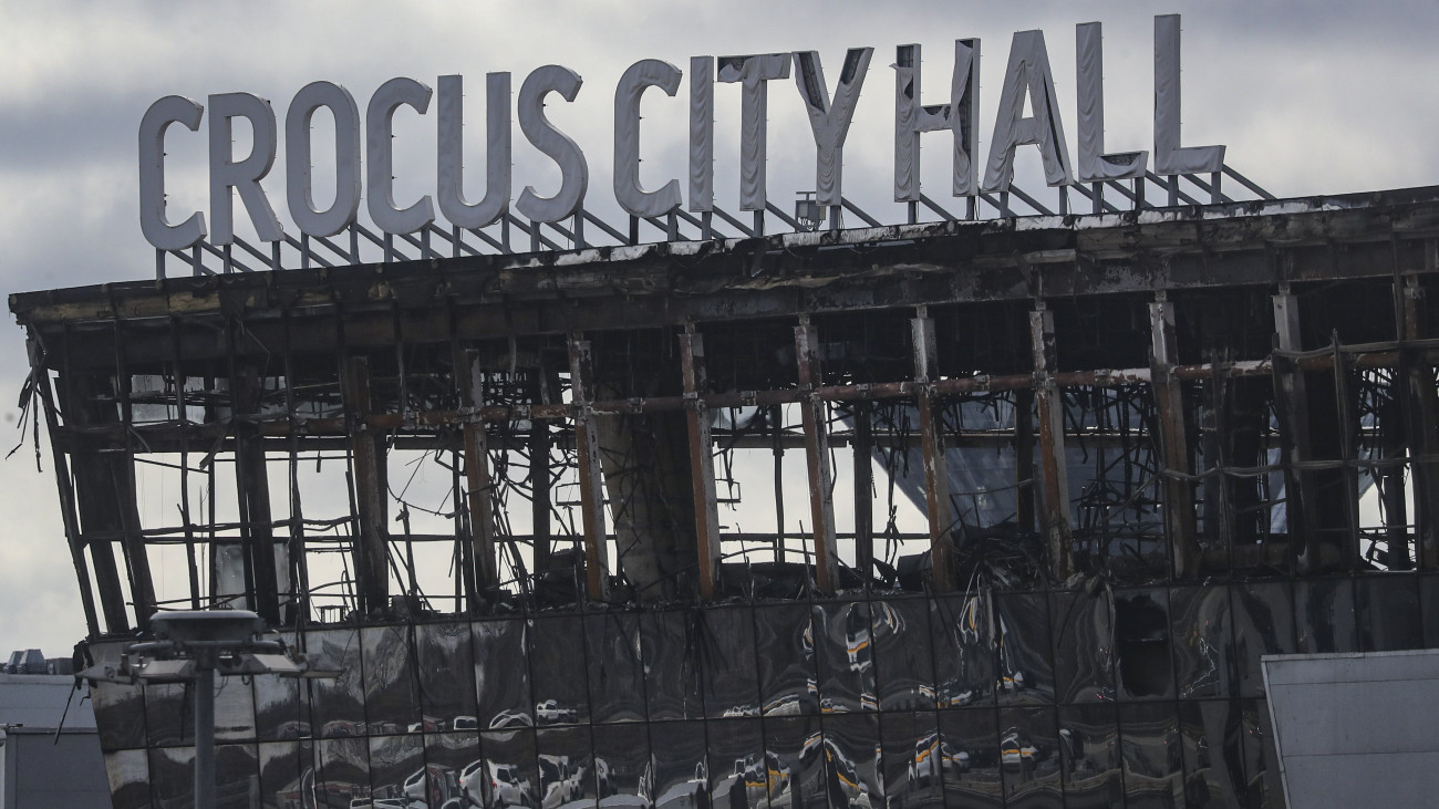 A Crocus City Hall kulturális központ kiégett épülete Krasznogorszkban 2024. március 25-én. A kulturális központban március 22-én elkövetett fegyveres támadás halálos áldozatainak száma 137-re emelkedett, a sebesültek száma 180. A merénylet végrehajtásával megvádolt négy tádzsik állampolgárt előzetes letartóztatásba helyezték.