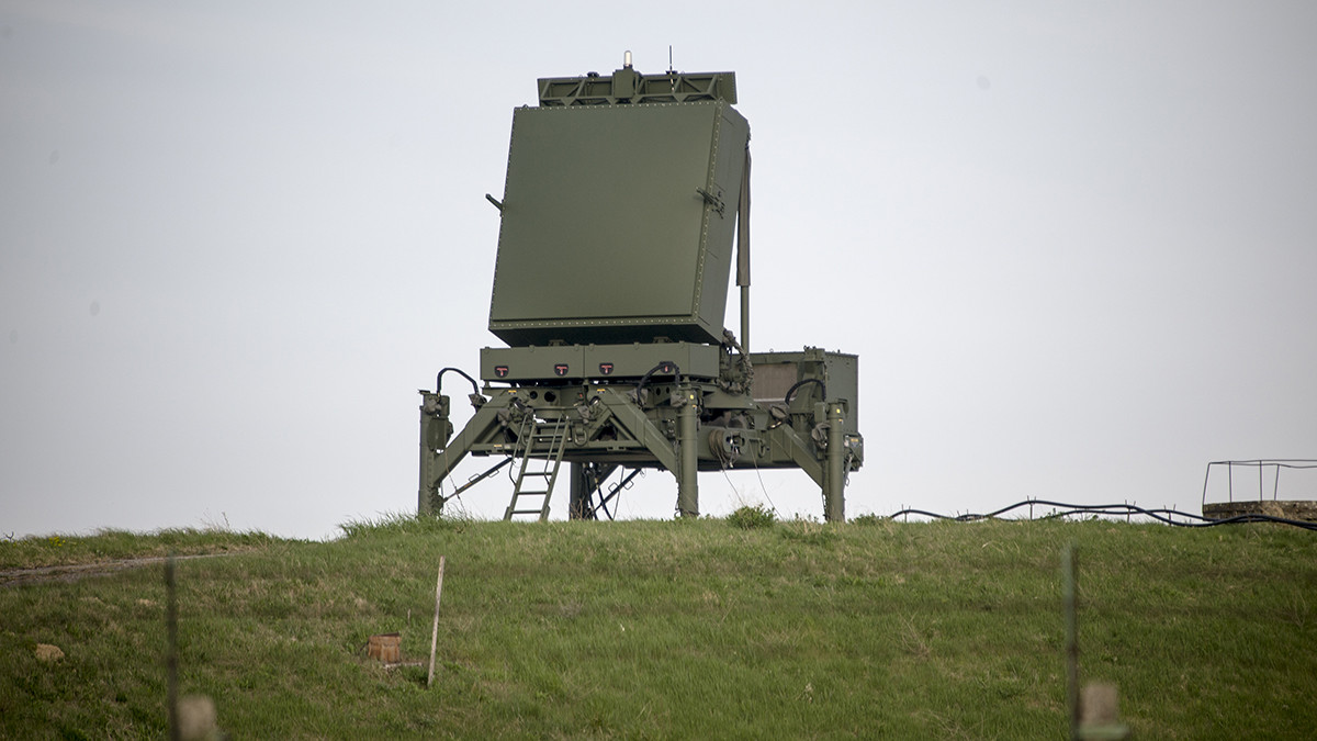 Megérkezett a Magyar Honvédség új, izraeli, ELM–2084 típusú mobil réskitöltő radarja a Kup melletti dombtetőre.