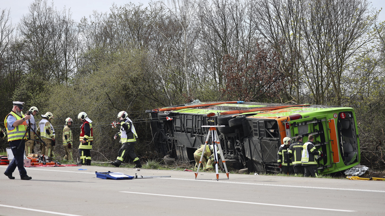 Tűoltók vizsgálják egy felborult autóbusz roncsát az A9-es autópályán, Lipcse közelében történt baleset helyszínén 2024. március 27-én. Sajtóhírek szerint a baleset következtében legkevesebb öt ember életét vesztette.