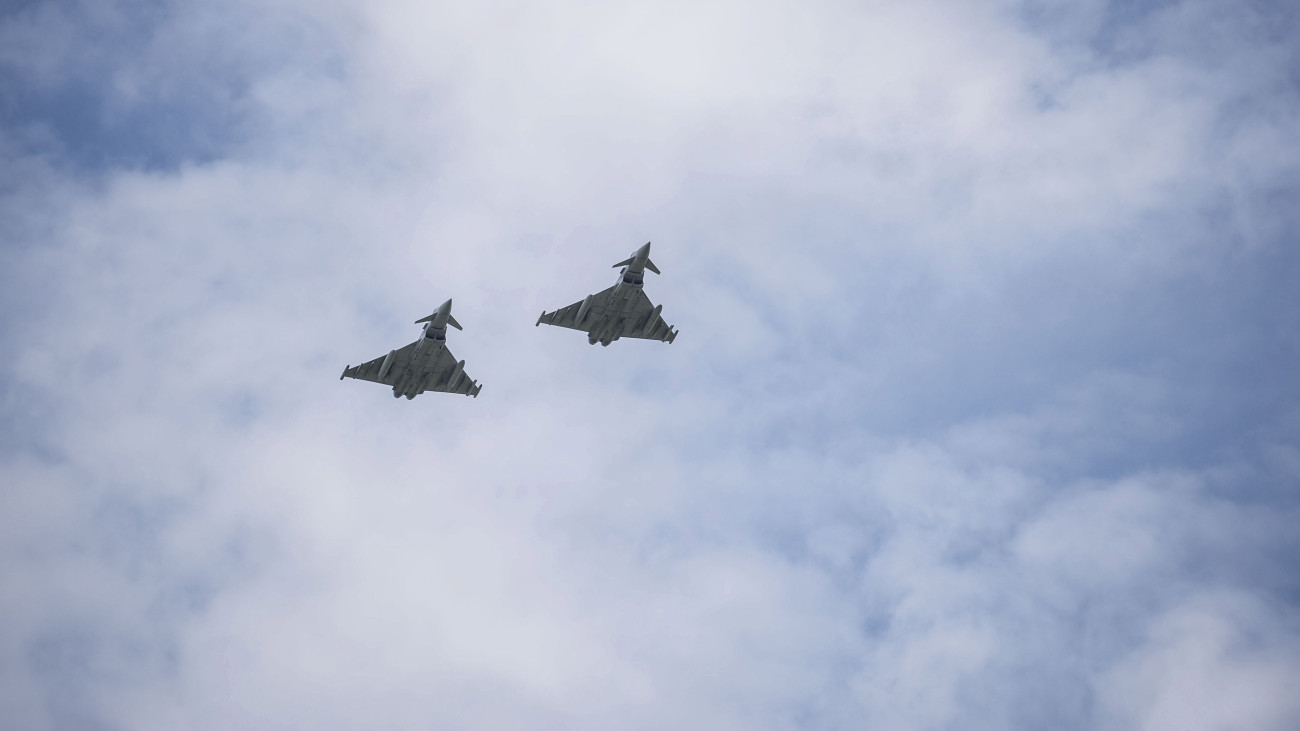 Két brit Eurofighter Typhoon típusú vadászgép a Magyar Honvédség pápai bázisrepülőtér fölött 2017. június 6-án. A vadászrepülők a Load Diffuser 2017 elnevezésű nemzetközi gyakorlatra érkeztek, amely a Magyar Honvédség idei legnagyobb volumenű légierős gyakorlata.