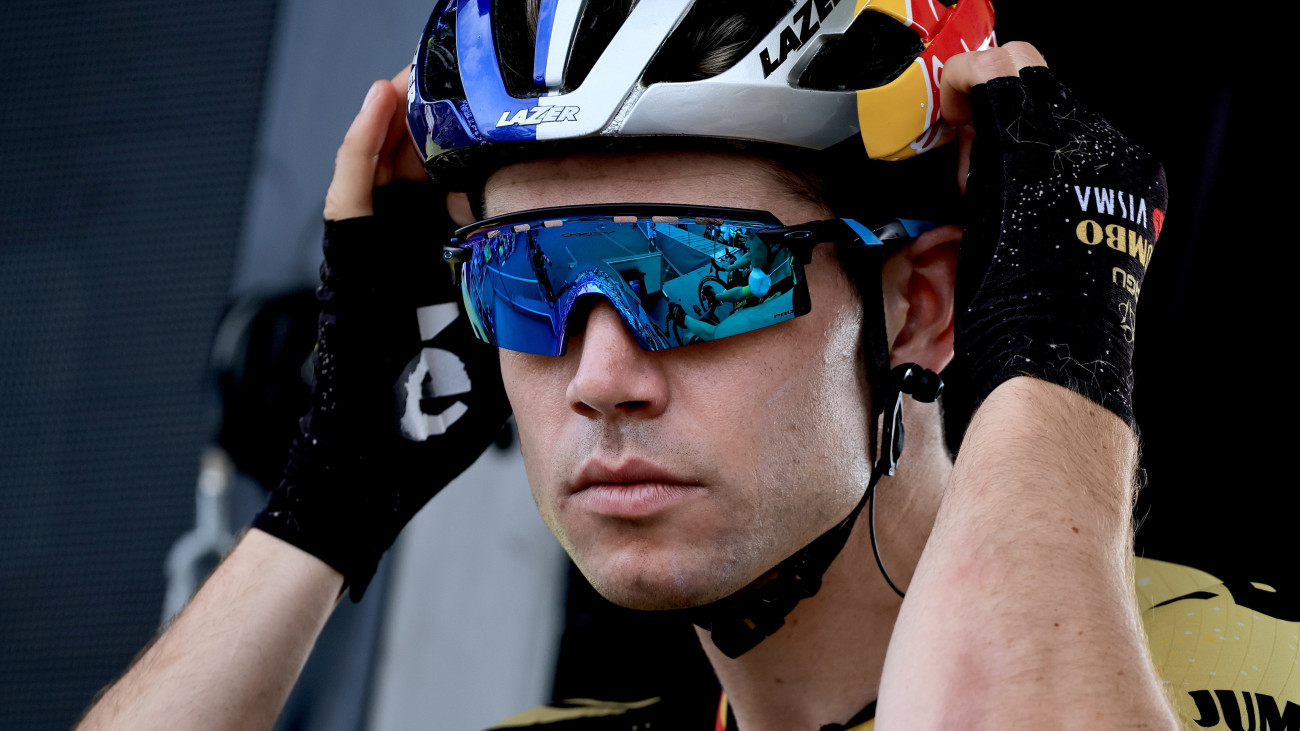 Wout van Aert, a Jumbo-Visma csapat belga versenyzője a 110. Tour de France francia országúti kerékpáros körverseny ötödik, Pau és Laruns közötti 162,7 kilométeres szakaszának rajtja előtt 2023. július 5-én.
