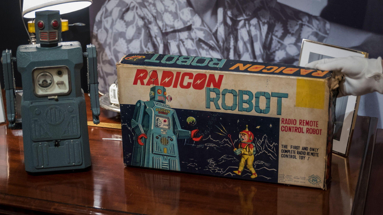 Váratlan szerencsét hozott az edinburgh-i családnak egy rég elfeledett játékfigura. A robot Lee Garrett édesanyjának padlásán porosodott már bő 50 év óta.