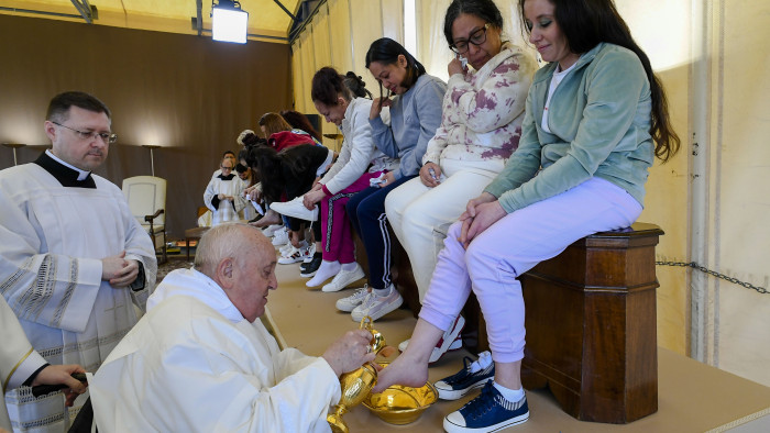 Ferenc pápa tizenkét női rabnak mosta meg a lábát