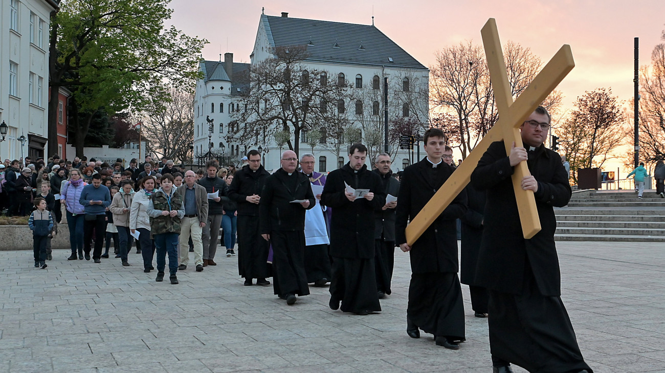 Résztvevők a nagypénteki keresztútjáráson Győr belvárosában 2024. március 29-én. Nagypéntek az egyházi év legcsendesebb napja, amikor Jézus szenvedésére, halálára és sírba tételére emlékeznek a keresztények.