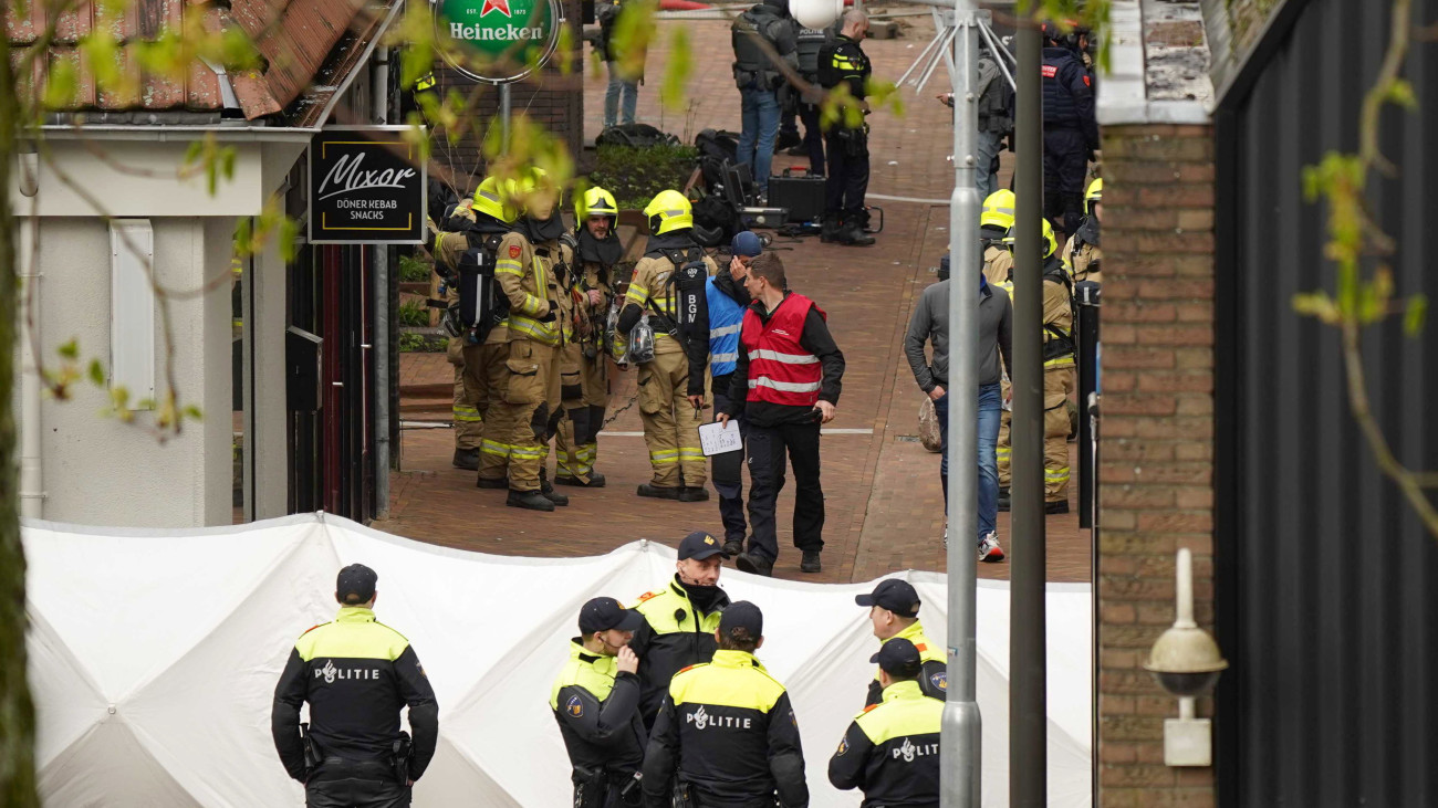 Rendőrök és tűzoltók a kelet-hollandiai Ede városában, miután több embert is túszul ejtettek 2024. március 30-án. A holland rendőrség tájékoztatása szerint nincs jele terrorista indítéknak. Az eset környezetében 150 lakást evakuáltak.
