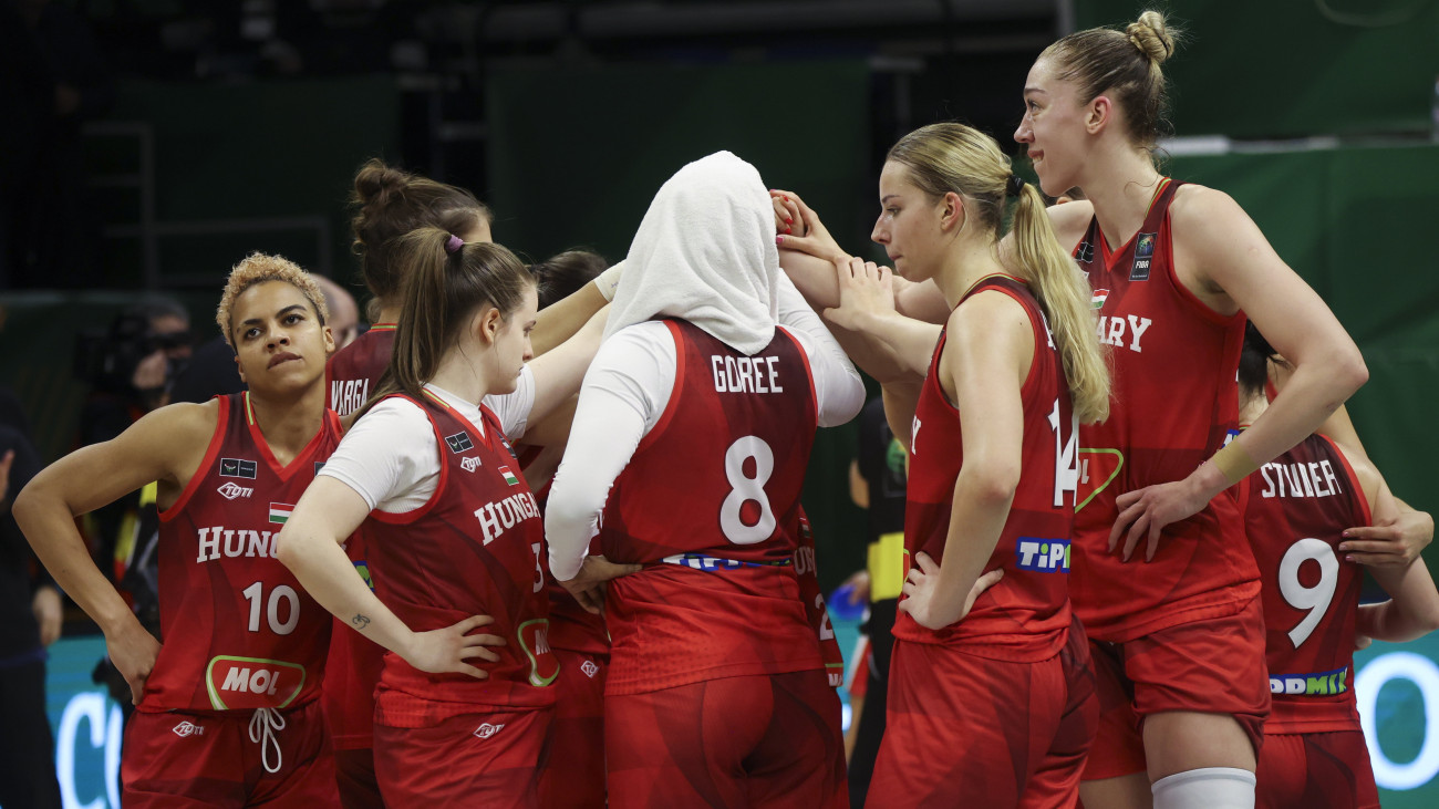 A magyar válogatott játékosai a kosárlabda olimpiai selejtező torna 3. fordulójában játszott Magyarország - Spanyolország mérkőzés végén a soproni Novomatic Arénában 2024. február 11-én. A magyar csapat 73-72-re kikapott, így nem jutott ki az olimpiára.
