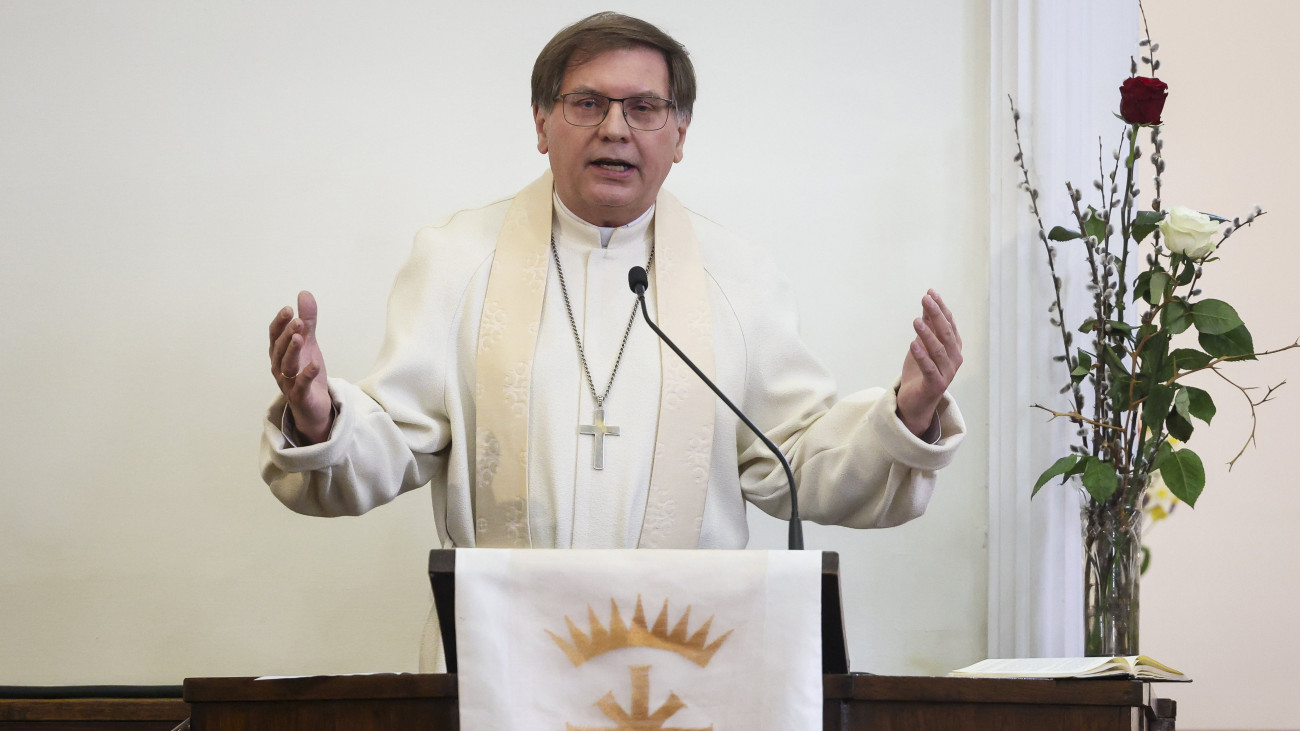 Fabiny Tamás, a Magyarországi Evangélikus Egyház elnök-püspöke igét hirdet a húsvétvasárnapi ünnepi istentiszteleten a budavári evangélikus templomban 2024. március 31-én.