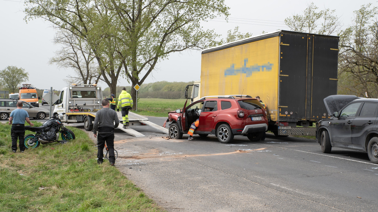 Sérült gépjárművek az 1-es főúton, a Győrhöz tartozó Győrszentiván közelében, a 116. és a 117. kilométer között, ahol összeütközött több személyautó, két motorkerékpár és egy tehergépkocsi 2024. március 31-én.