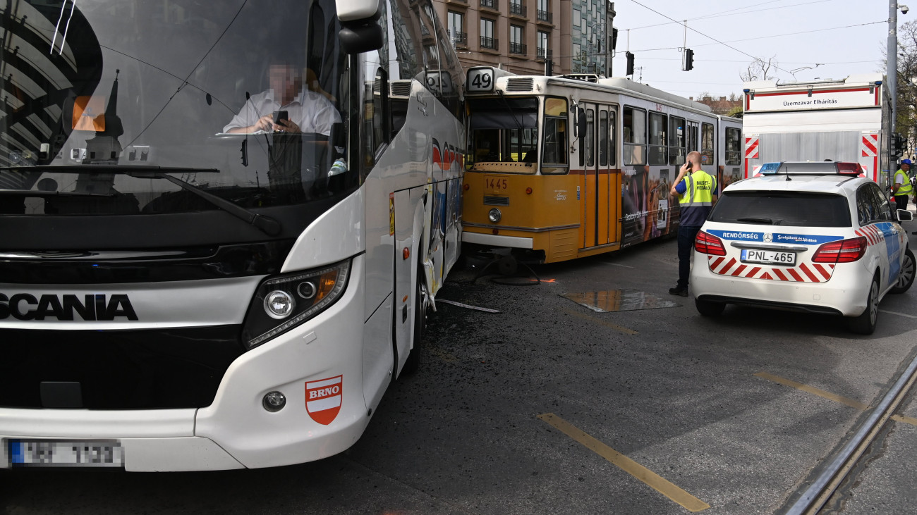 Sérült turistabusz és villamos a budapesti Kálvin téren, ahol a 49-es villamos összeütközött a busszal 2024. március 31-én. A balesetnek a Budapesti Közlekedési Központ (BKK) tájékoztatása szerint egy könnyű sérültje van.