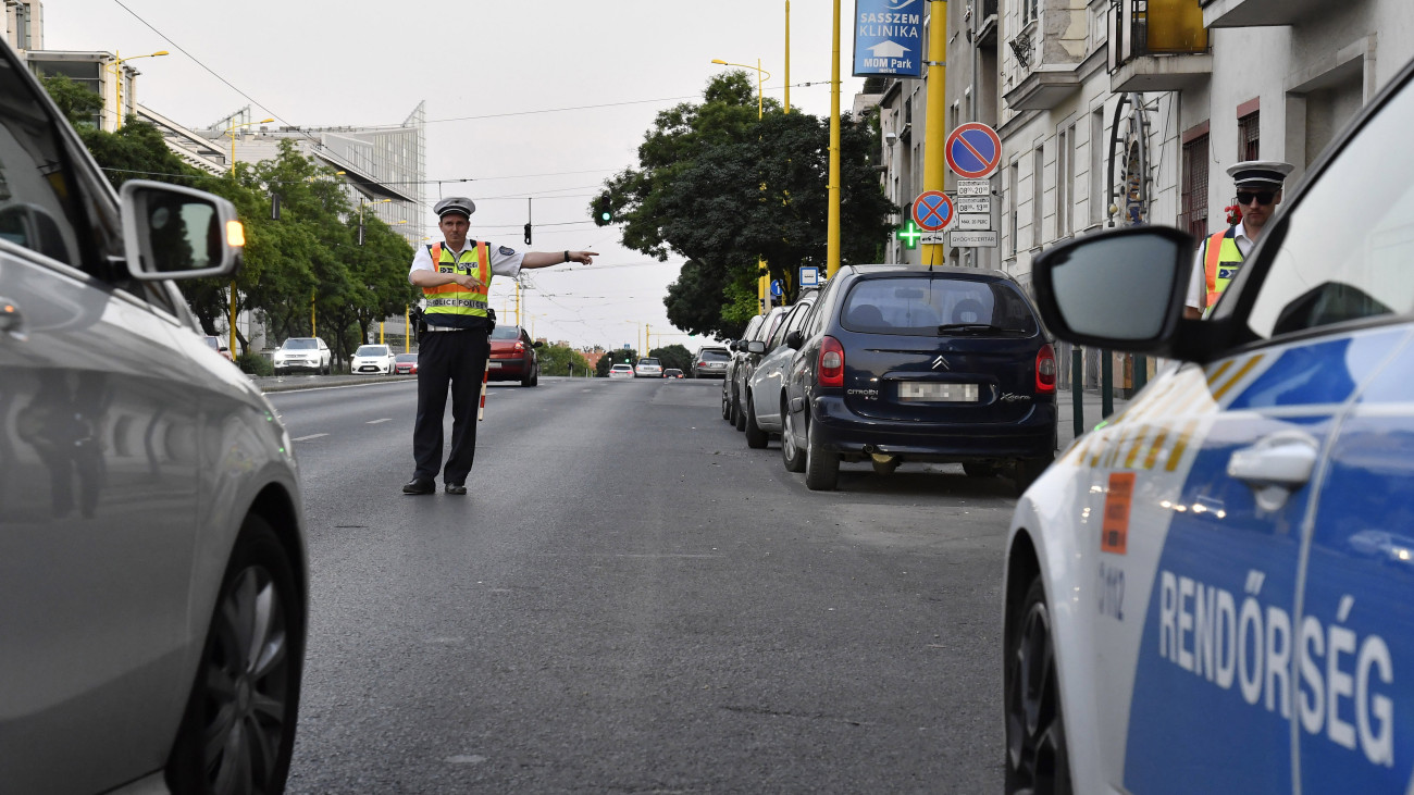 Rendőrségi közúti ellenőrzés Budapesten, az Alkotás úton 2023. június 15-én. Az Európai Közlekedésrendészeti Szervek Hálózata Műveleti Csoportjának (ROADPOL) éves ellenőrzési terve alapján tart a rendőrség országos akciót. Ebben az időszakban célzottan az alkohol vagy drog hatása alatt, ittas vagy bódult állapotban volán mögé ülő embereket szűrik ki.