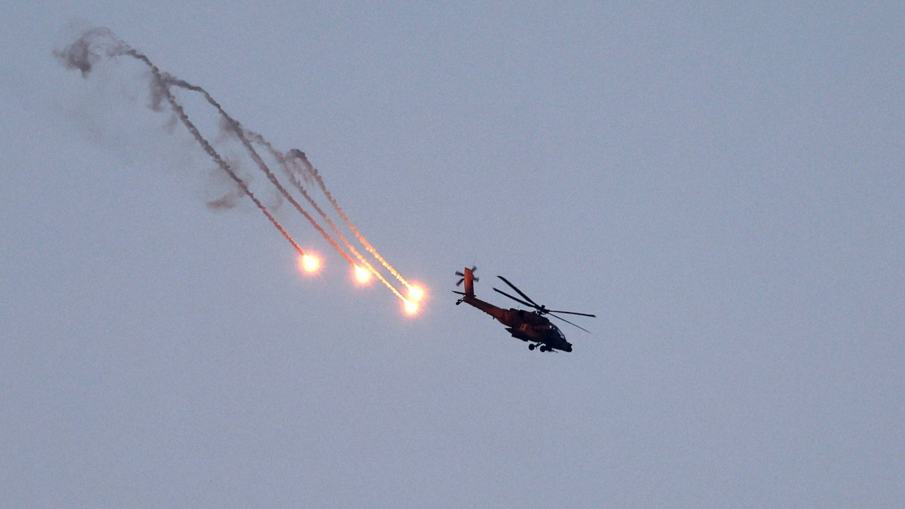 Az izraeli haderő egyik AH64 Apache harci helikoptere rakétákat lő ki gázai övezeti célpontokra az izraeli Szderót városból fényképezve 2023. november 1-jén. A Gázai övezetet irányító Hamász palesztin iszlamista szervezet október 7-én többfrontos támadást indított Izrael ellen, az izraeli légierő azóta támadja a Hamász katonai létesítményeit a palesztinok lakta övezetben. Izraelben több mint 1400 ember életét vesztette, az izraeli válaszcsapások eddig több mint 8300 palesztin halálát okozták a Gázai övezetben.