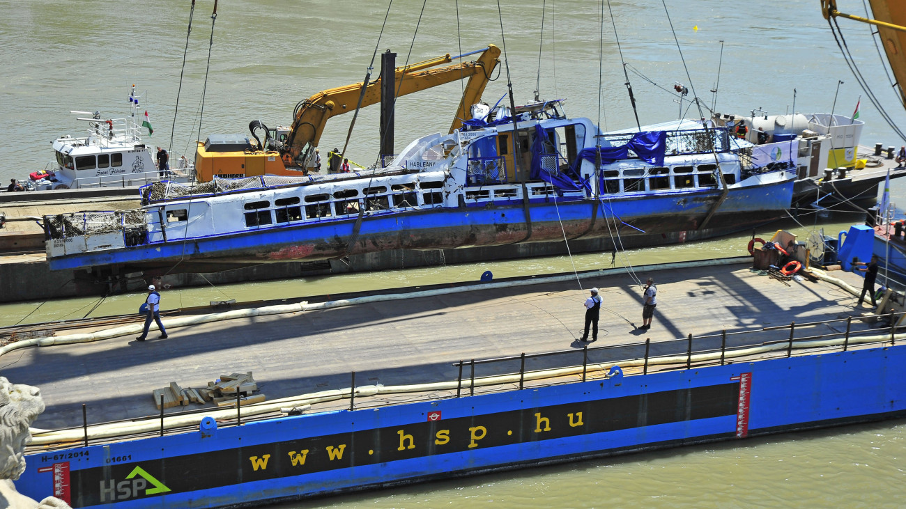 A Clark Ádám úszódaru az elszállítást végző uszályra emeli a balesetben elsüllyedt Hableány turistahajó roncsát 2019. június 11-én. A Hableány május 29-én süllyedt el a Margit hídnál, miután összeütközött a Viking Sigyn szállodahajóval. A fedélzeten 35-en utaztak, 33 dél-koreai állampolgár és a kéttagú magyar személyzet. Hét embert sikerült kimenteni, hét dél-koreai állampolgár holttestét pedig még aznap megtalálták.