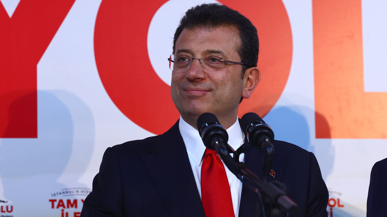 Ekrem Imamoglu, a török ellenzéki Köztársasági Néppárt (CHP) isztambuli polgármestere és jelöltje sajtótájékoztatóra érkezik a helyhatósági választás napjának estéjén, miután megérkeztek az első, nem hivatalos eredmények  2024. március 31-én.