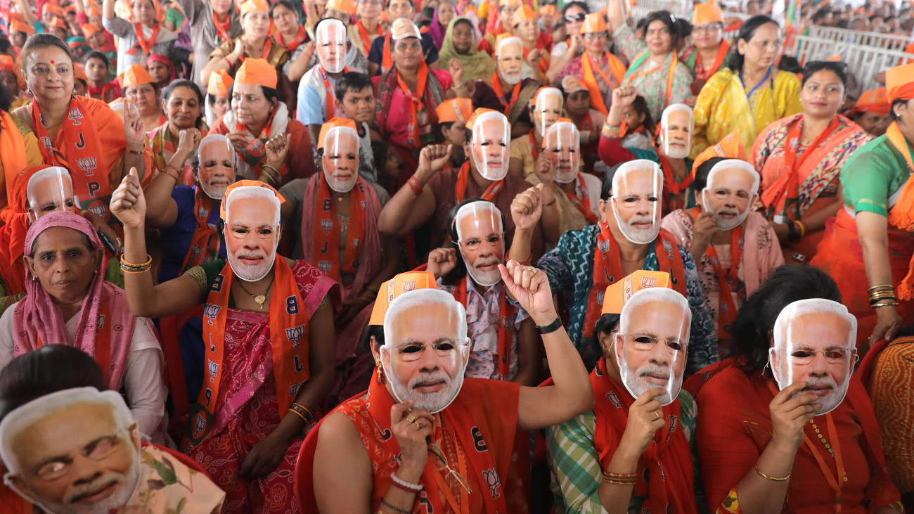 Narendra Modi indiai miniszterelnököt ábrázoló maszkot taratanak arcuk elé az országot kormányzó hindu nacionalista Bharatíja Dzsanata Párt (BJP) támogatói pártjuk első kampánygyűlésén az Uttar Prades állambeli Mirátban 2024. március 31-én. Indiában április 19. és június 1. között parlamenti választásokat tartanak hét szakaszban, amelyen az 545 fős alsóház 543 mandátumáról döntenek a szavazók. A voksolásra jogosultak száma közel 970 millió fő, ami a világ népességének több mint 10 százaléka. A 44 napig tartó választási procedúra eredményét június 4-én hirdetik ki. A világ legnépesebb demokráciájában ötévente rendeznek parlamenti választásokat.