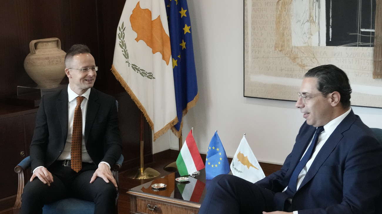 Konsztantinosz Kombosz ciprusi külügyminiszter (j) Szijjártó Péter külgazdasági és külügyminisztert fogadja Nicosiában 2024. április 2-án.
