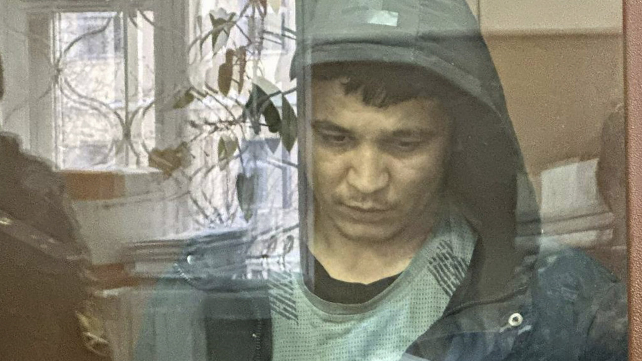 A baszmanniji kerületi bíróság sajtószolgálatának képén a krasznogorszki terrortámadás tizedik vádlottja, a tádzsik állampolgárságú Jakubzsoni Juszufzoda a vádlottak üvegkabinjában vesz részt a meghallgatásán a moszkvai Baszmannij kerület bíróságán 2024. április 1-jén. Március 22-én négy fegyveres betört a Moszkva melletti Krasznogorszk Crocus City Hall kulturális és üzletközpontjának koncerttermébe és tüzet nyitott a közönségre, illetve gyújtogatott. 139 ember, köztük három gyermek életét vesztette.