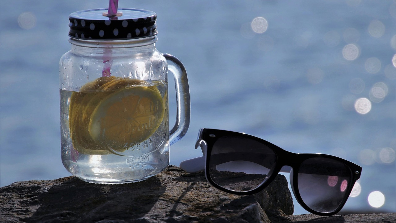 limonádé napszemüveg nyaralás pihenés üdülés vízpart utazás