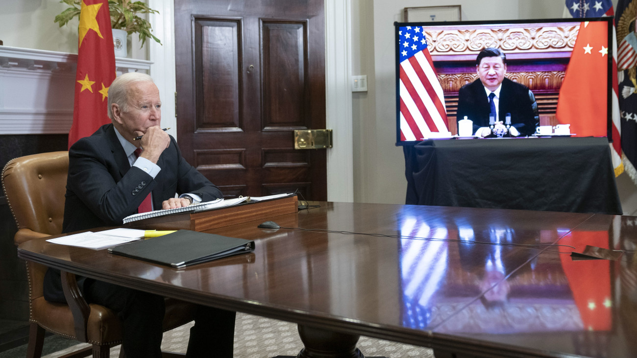 Joe Biden amerikai elnök videokonferencia keretében találkozik Hszi Csin-ping kínai elnökkel (a képernyőn) a washingtoni Fehér Ház Roosevelt-szobájából 2021. november 15-én.