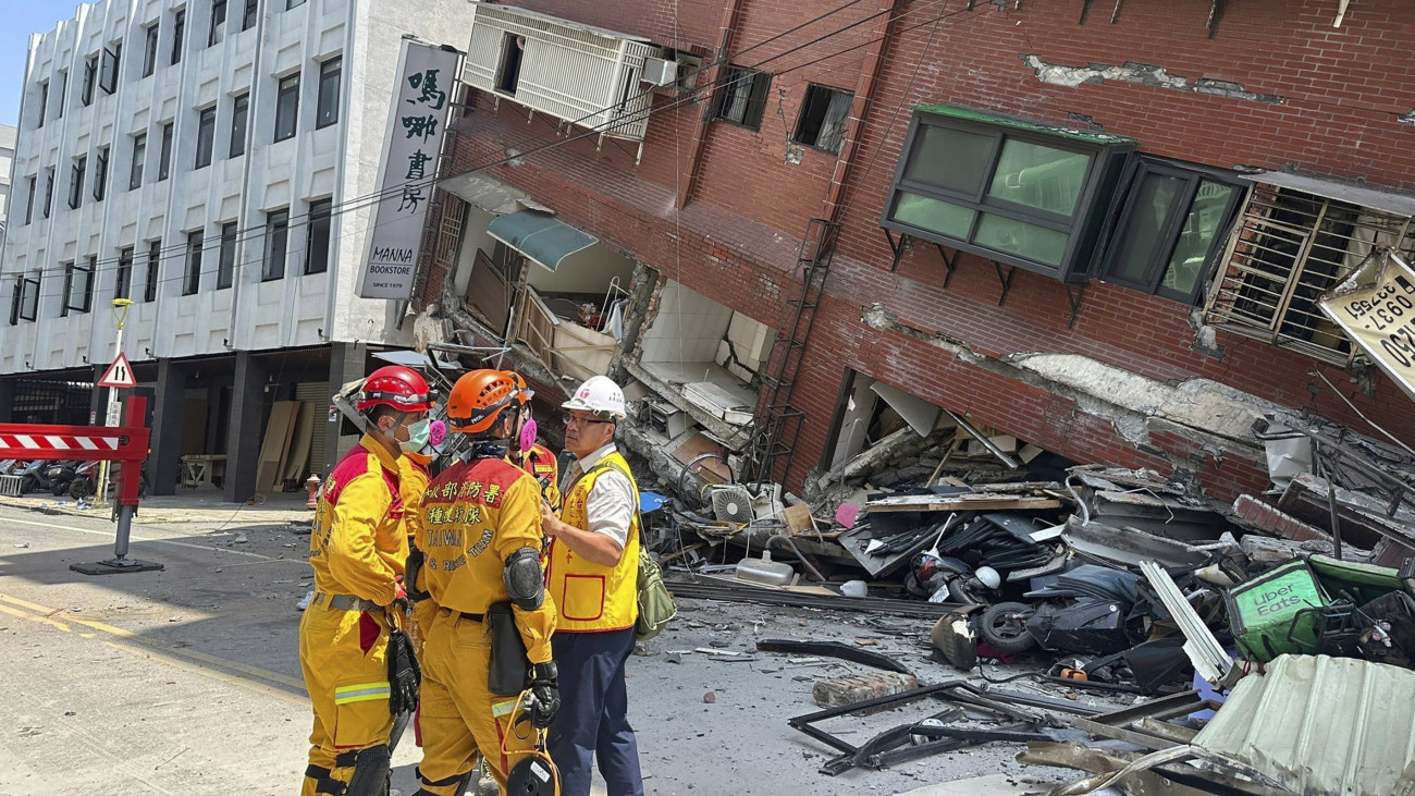 A tajvani országos tűzoltóság által közreadott képen a mentőalakulat tagjai egy megrogyott épület előtt Hualienben 2024. április 3-án, miután 7,2-es erősségű, az utóbbi negyed század legerősebb földrengése volt Tajvanon. Négy ember életét vesztette, legalább ötvenhét megsérült, legkevesebb huszonhat épület összedőlt, autópályák rongálódtak meg.