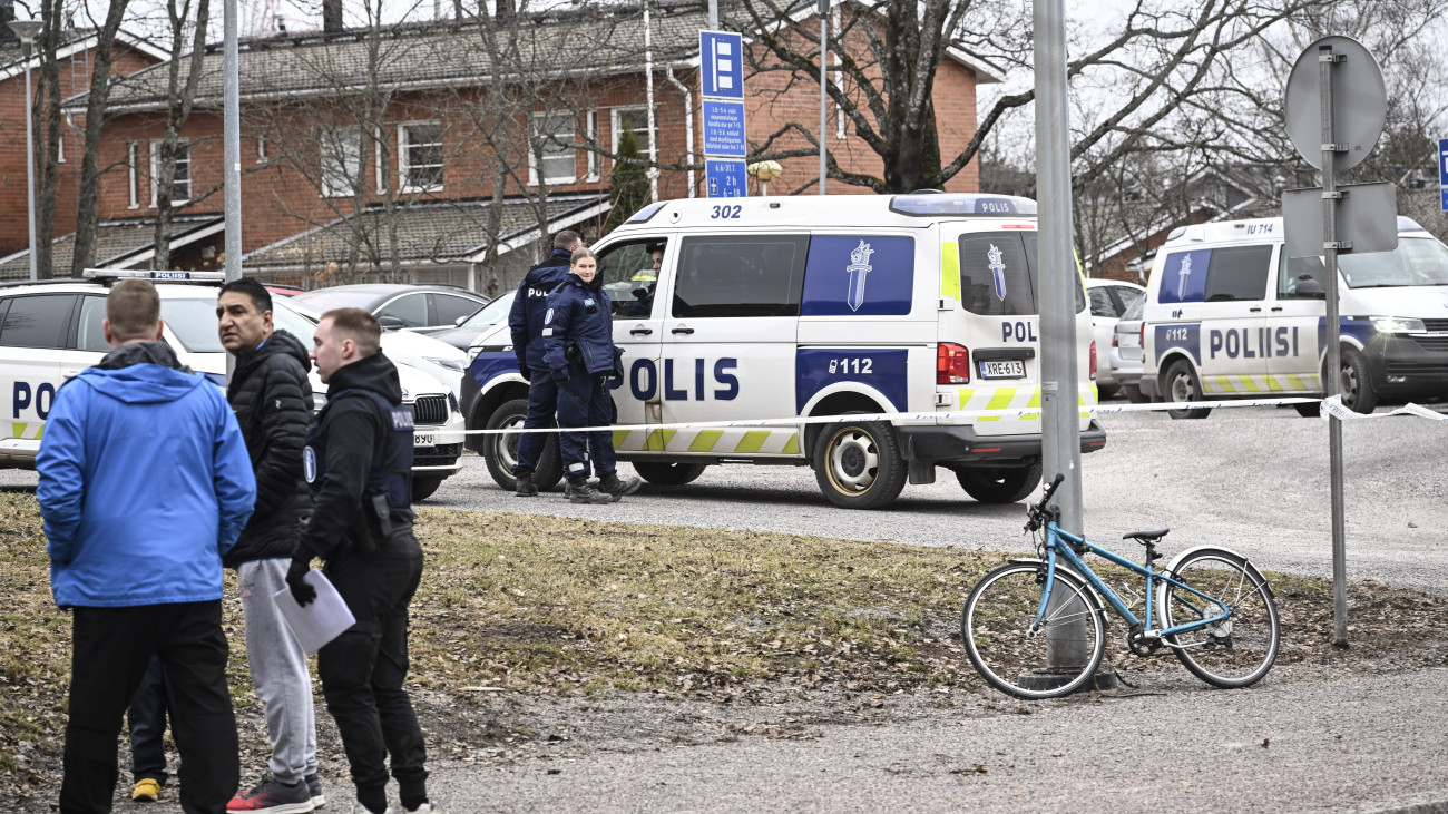 Rendőrök a helyszínen 2024. április 2-án, miután egy 13 éves tanuló lövöldözött a Viertola általános iskolában, Helsinki elővárosában, Vantaában. Három 13 éves gyermek megsebesült, a lövöldözőt őrizetbe vették.