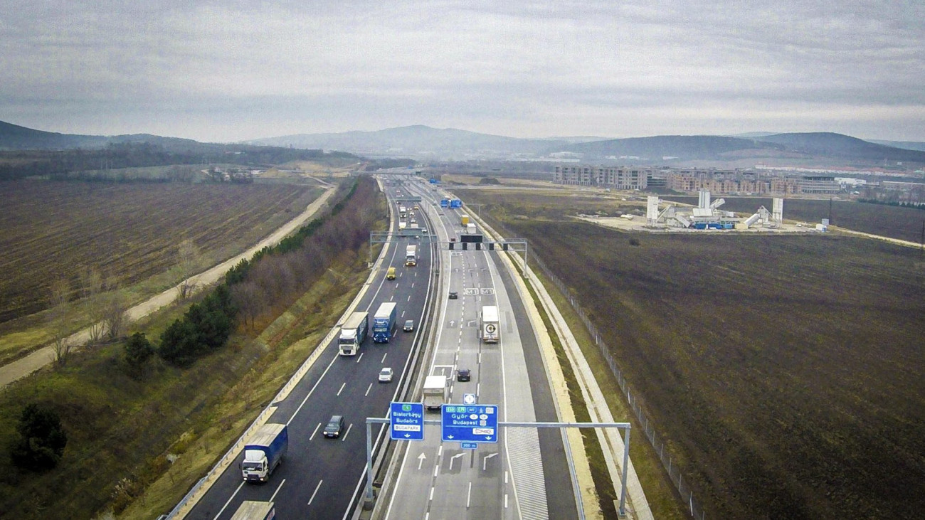 Drónnal készített felvétel az M0-s autóút M1 és M7 autópályák közötti, kétszer három sávosra bővített szakaszáról az avatás napján, 2015. november 27-én.