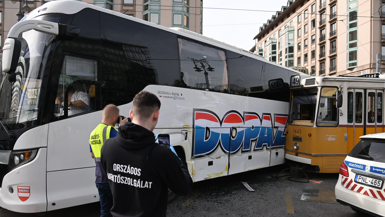 Csúnya vége lett a buszsofőr telefonnyomkodásának - videó