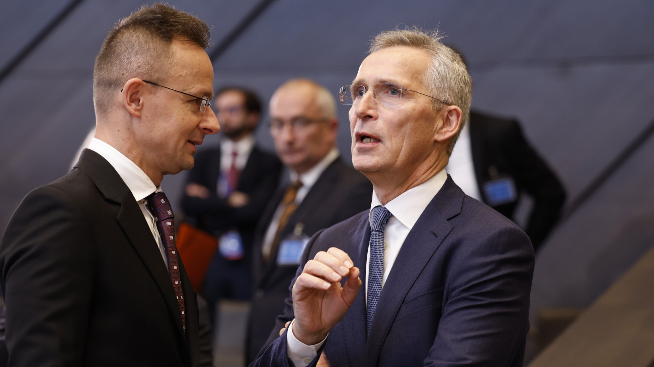 Szijjártó Péter külgazdasági és külügyminiszter és Jens Stoltenberg NATO-főtitkár (j) a védelmi szervezet kétnapos brüsszeli külügyminiszteri tanácsülésének első napján, 2024. április 3-án.